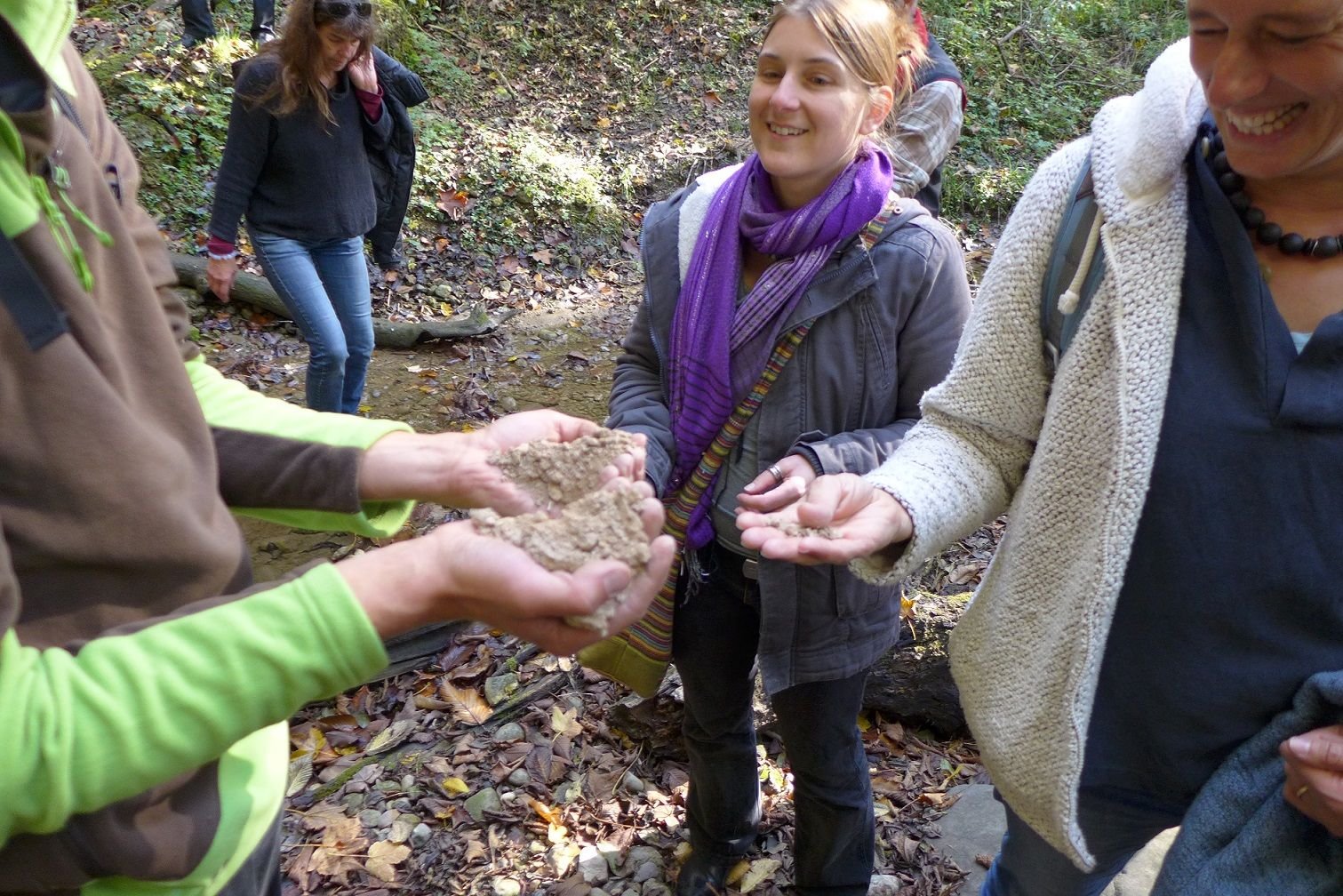 krümeliger Lehm vom Waldboden.JPG