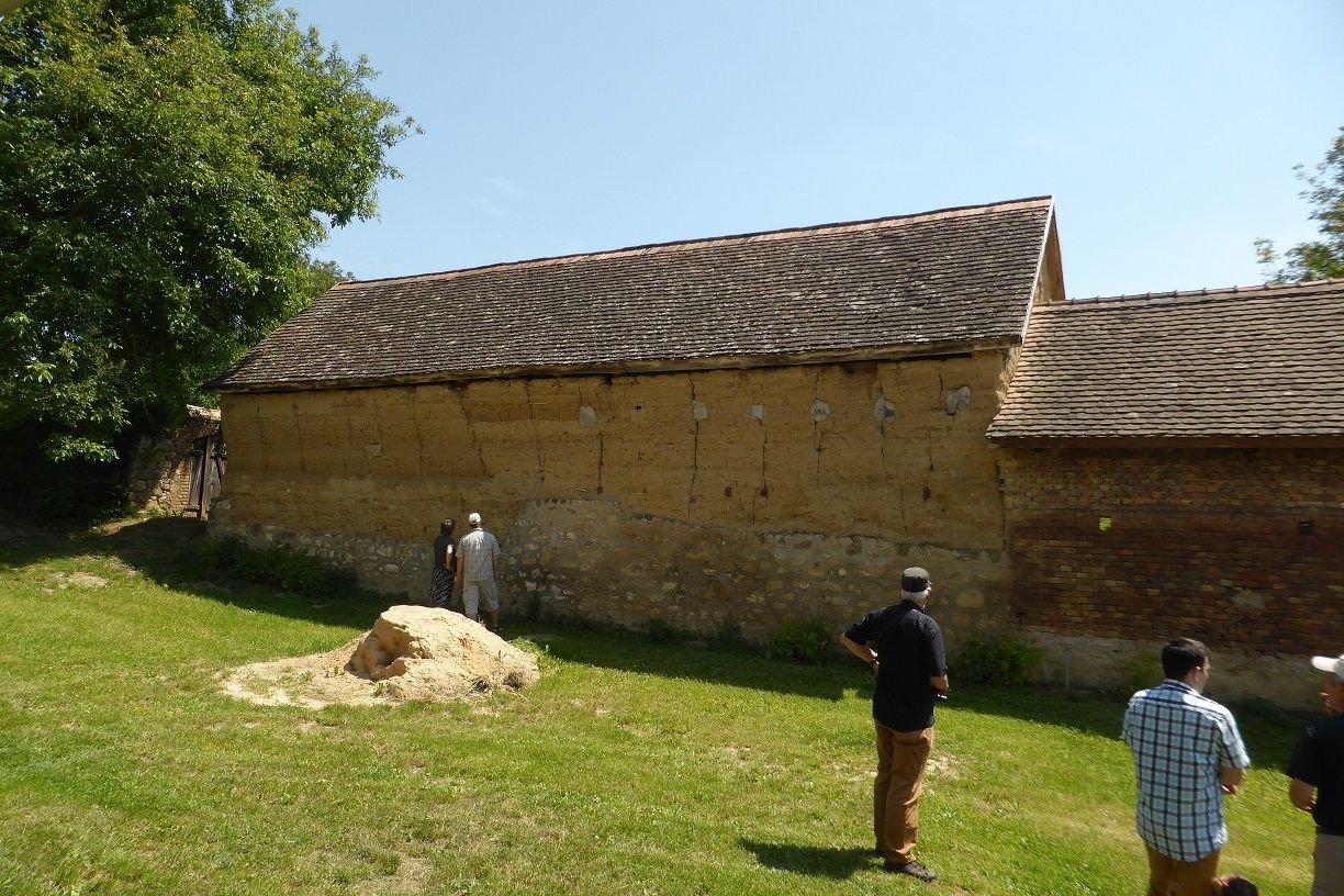 traditionelle Langhäuser im Süden Ungarns.JPG