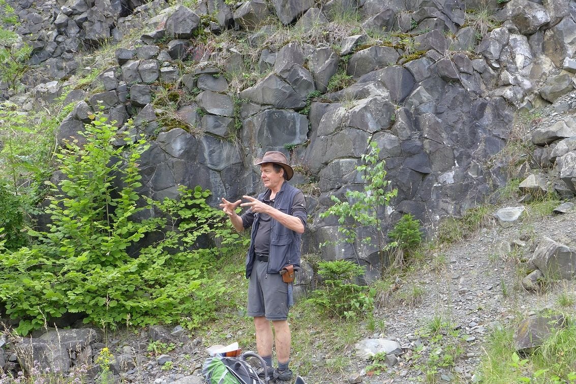 Roy erklärt die komplexe Geologie.JPG