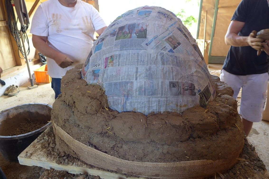 feuchtes Zeitungspapier über Sandform.JPG