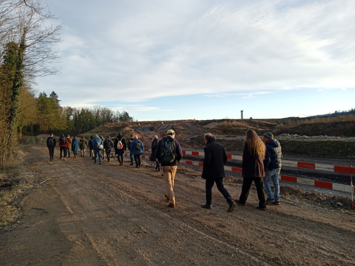 Kubrix Rückweg Grube mit Gruppe.jpg
