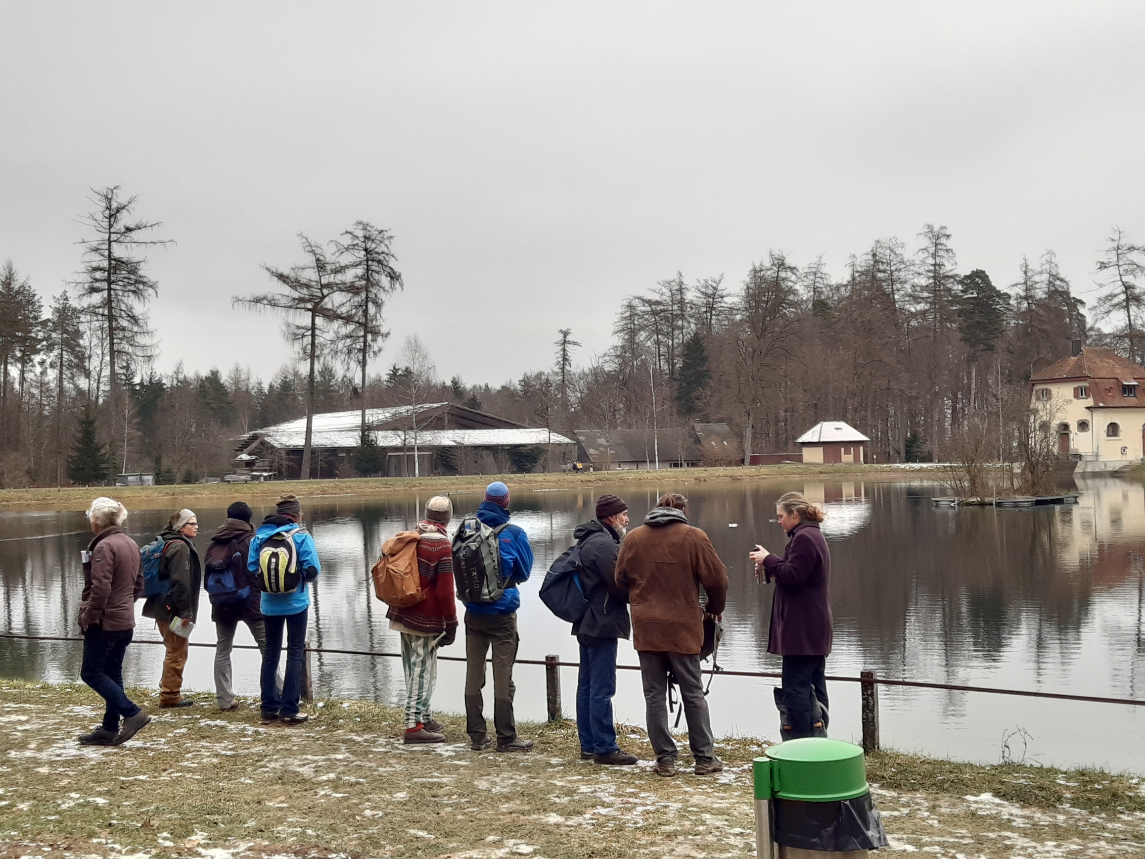 Wandergruppe_vor_Engeweiher1.jpg