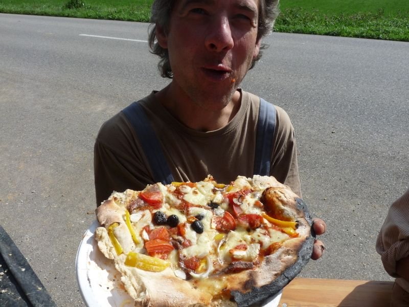 22.4 PS-Mann isst Pizza 3.JPG