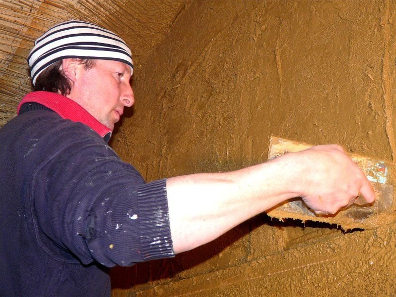 11. Architekt Marc freundet sich mit Lehm an.jpg