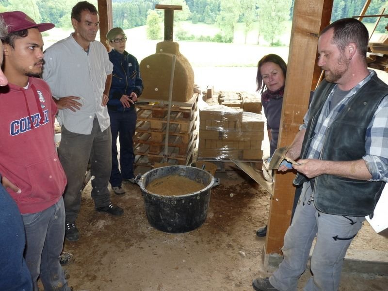 16.1 Lehmsteine vermauern Instruktion.JPG